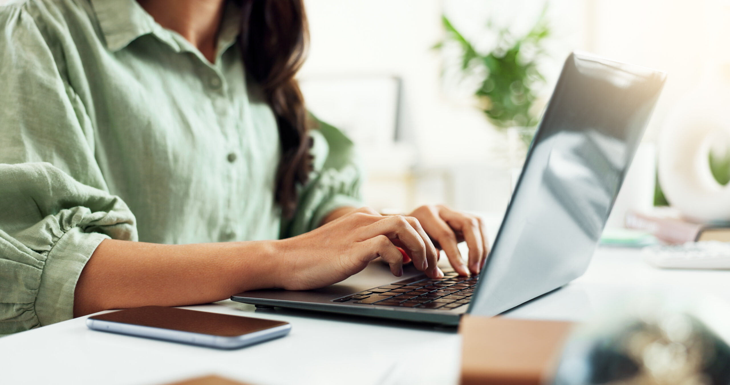 Frau arbeitet am Laptop von zuhause aus.